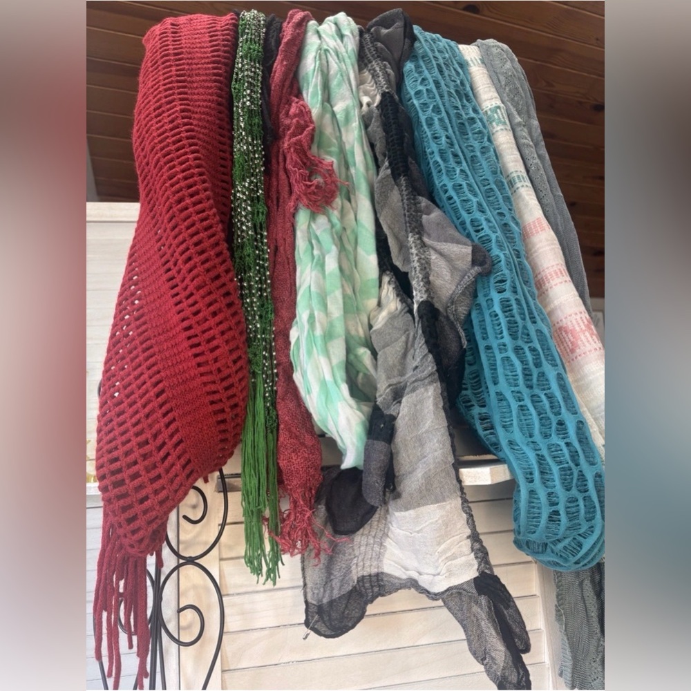 Lot 8 Y2K women’s scarves